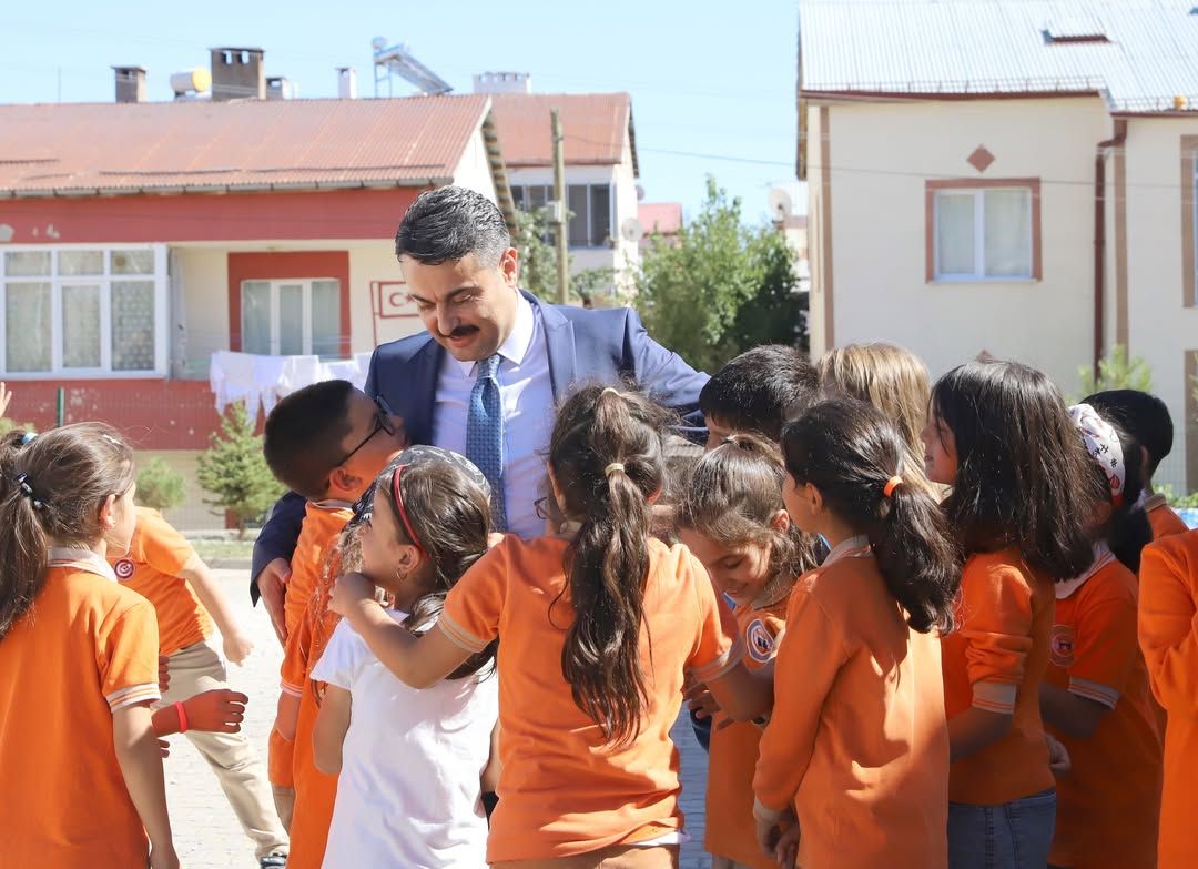 Sivas Milli Eğitim Müdürü Fatih Erdoğan Malazgirt İlkokulu'nu Ziyaret Etti