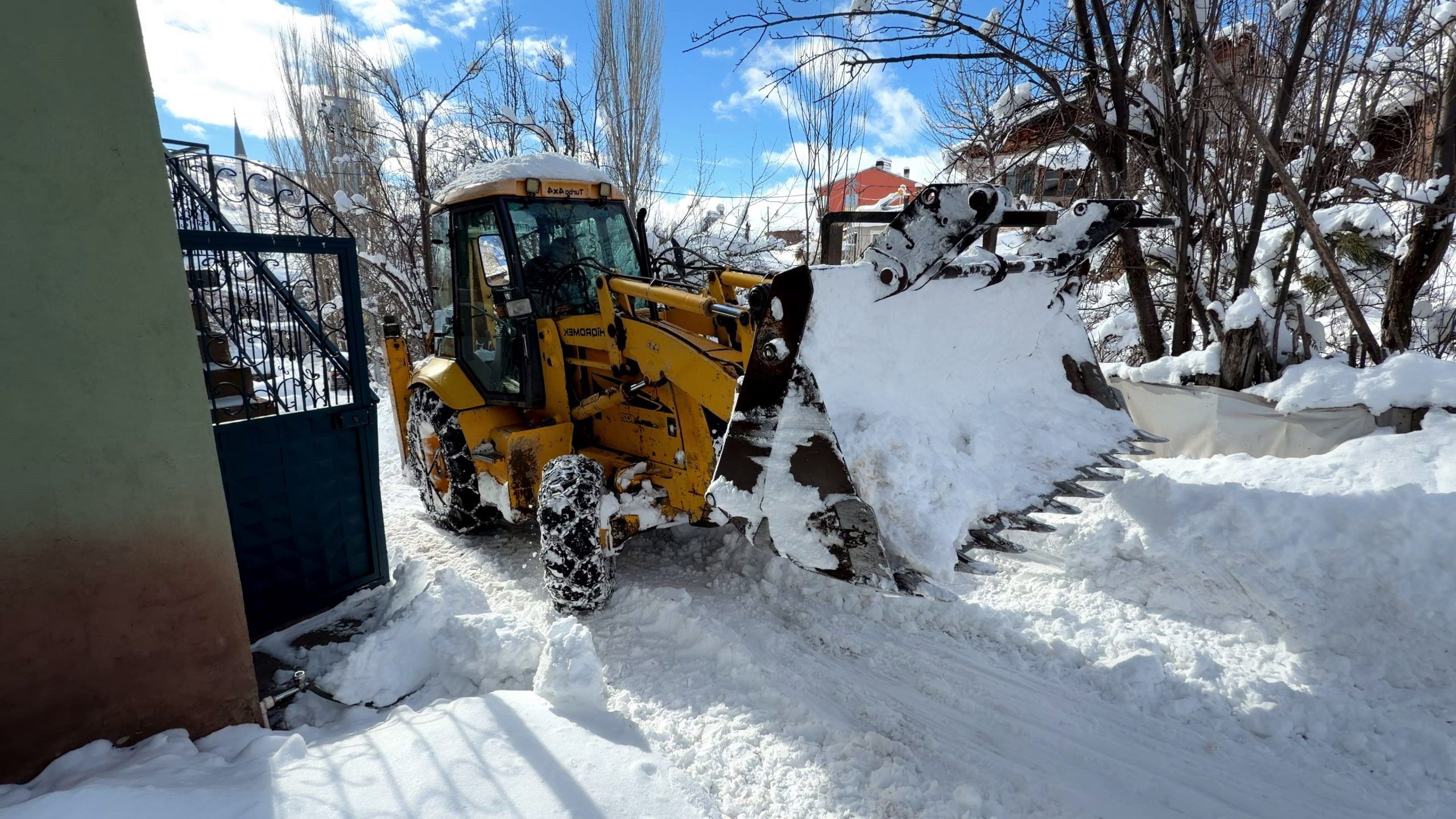Sivas’ta Örnek Dayanışma: Kepçe Operatörü Muhtar, Devlete Yük Olmamak İçin Köy Yollarını Kendi Açtı
