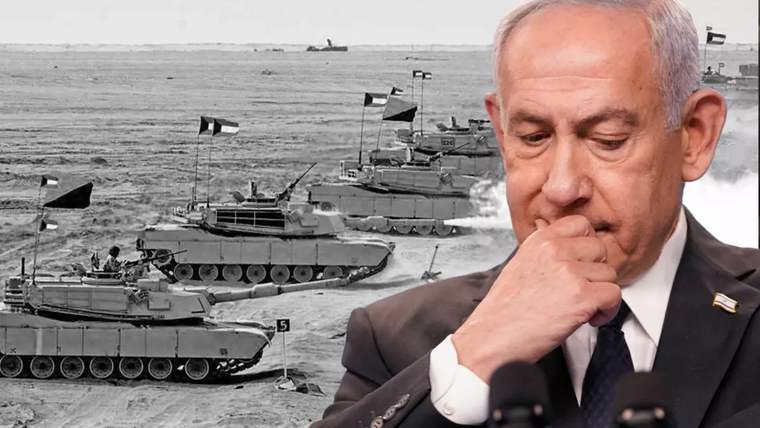 Takım elbiseli bir kişi mikrofonlar önünde düşünürken, arka planda bayraklı tankların bulunduğu kıyı görülüyor.