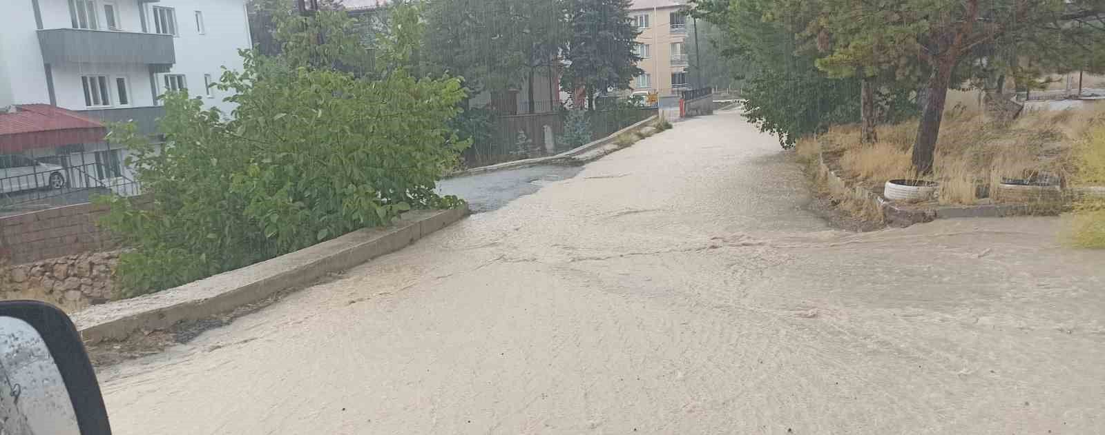Gürün’de sağanak yolları su altında bıraktı, ulaşım aksadı