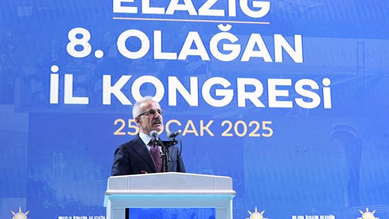 Bir kişi, üzerinde “Elazığ 8. Olağan İl Kongresi” yazan sahnede kürsüden konuşuyor.