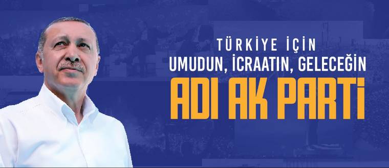 Beyaz gömlekli bir kişinin yer aldığı afişte, “Türkiye için umudun, icraatın, geleceğin adı AK Parti” yazıyor.
