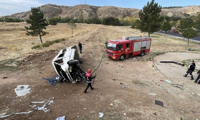 Sivas'ta Minibüs İstinat Duvarından Devrildi: 4 Yaralı