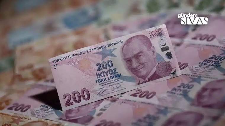 Üzerinde Atatürk resmi bulunan 200 TL banknot, diğer banknotların üzerinde yer alıyor.