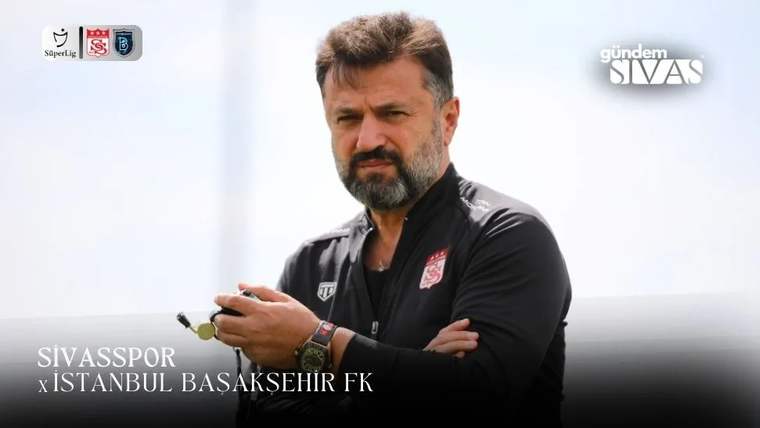 Sivasspor armalı siyah spor kıyafetli sakallı bir kişi, elinde telefonla kameraya bakıyor.