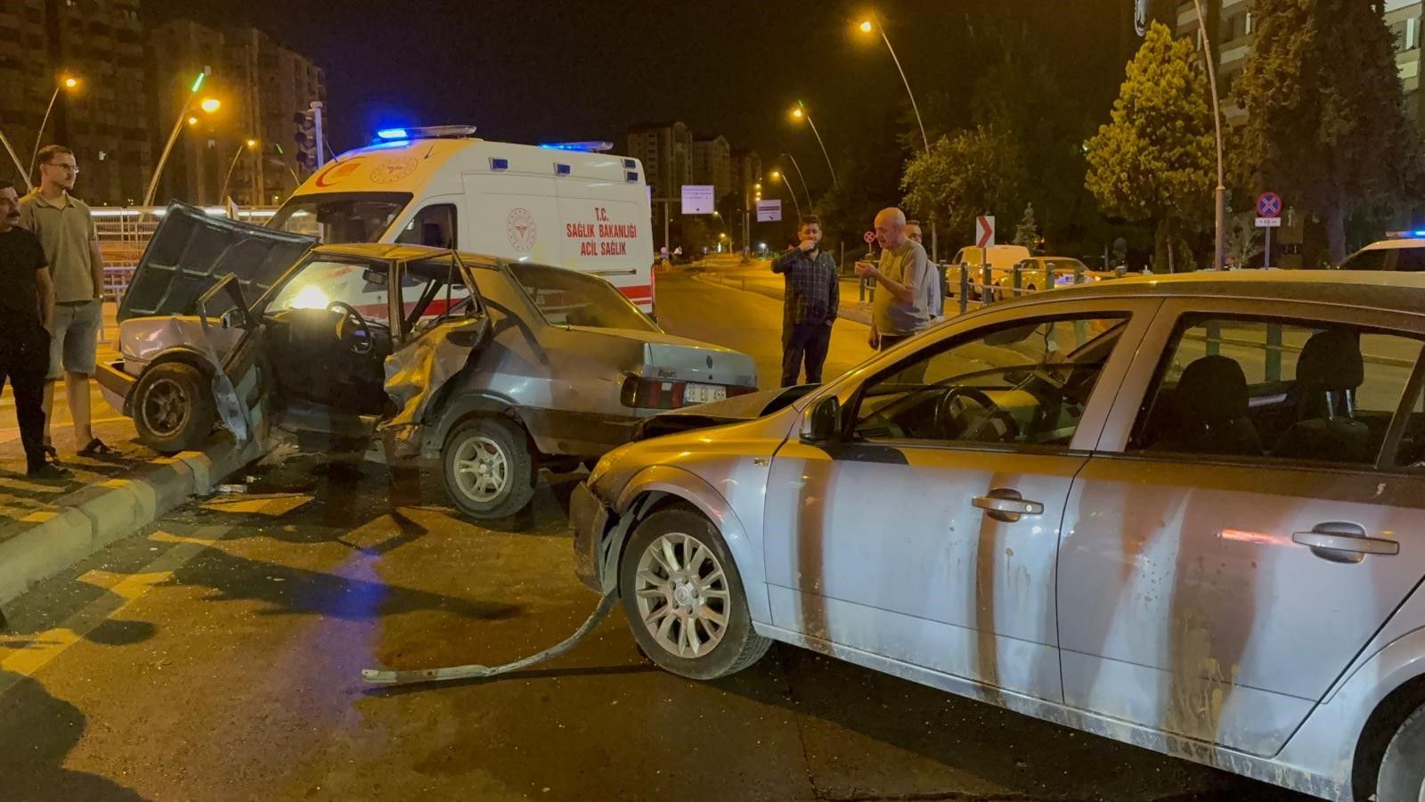 Tofaş marka otomobil ortadan büküldü: 3 yaralı