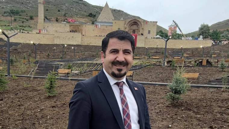 Sivas Divriği Ulu Cami ve Darüşşifası'nın önünde bir kişi, arka planda cami görünmekte.