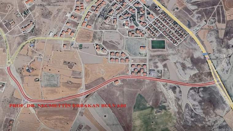 Uydu haritasında yerleşim alanları ve yollar arasında kırmızı çizgiyle “Prof. Dr. Necmettin Erbakan Bulvarı” işaretleniyor.