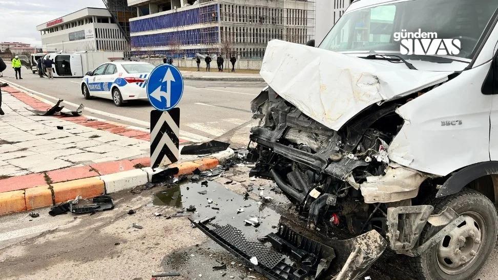 Sivas'ta İki Nakliye Kamyonu Çarpıştı