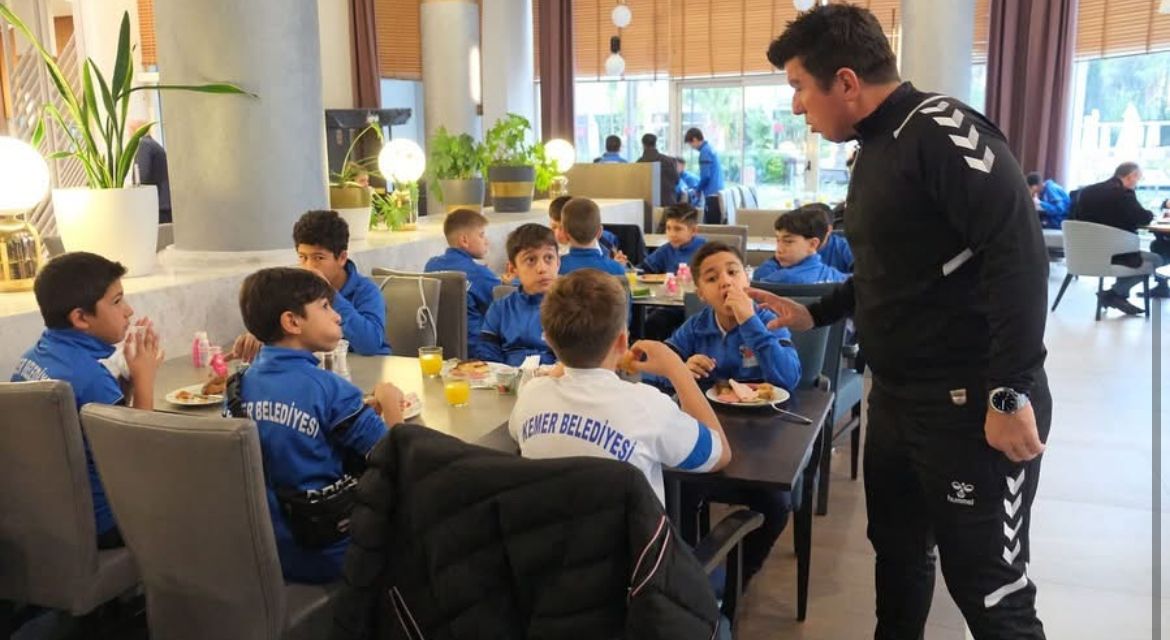 Antalya Kemer'e genç futbolculara kahvaltı morali - Birlik Haber Ajansı