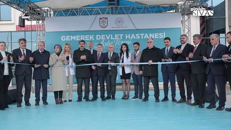 Kurdele kesen kalabalık, Gemerek Devlet Hastanesi açılışında yer alıyor.