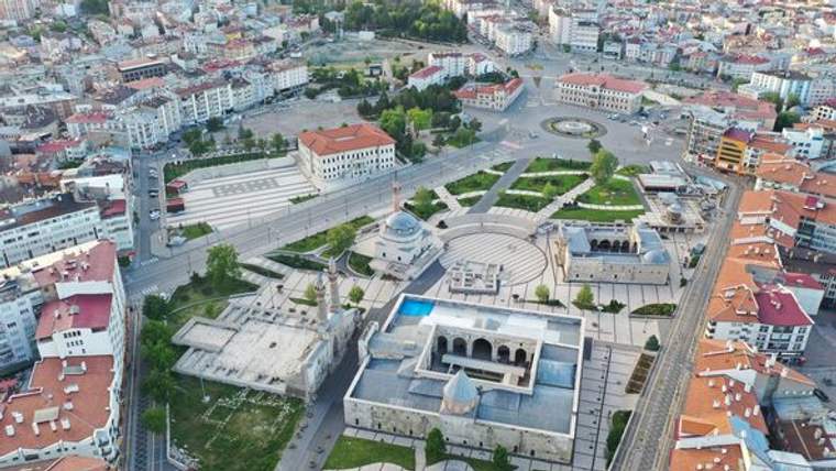 Sivas'ın merkezine ait bir hava görüntüsü, geniş bir alan ve binalar görünmekte.