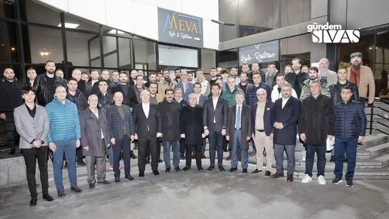 MÜSİAD sahur programında bir araya gelen kalabalık grup, restoran önünde poz veriyor.