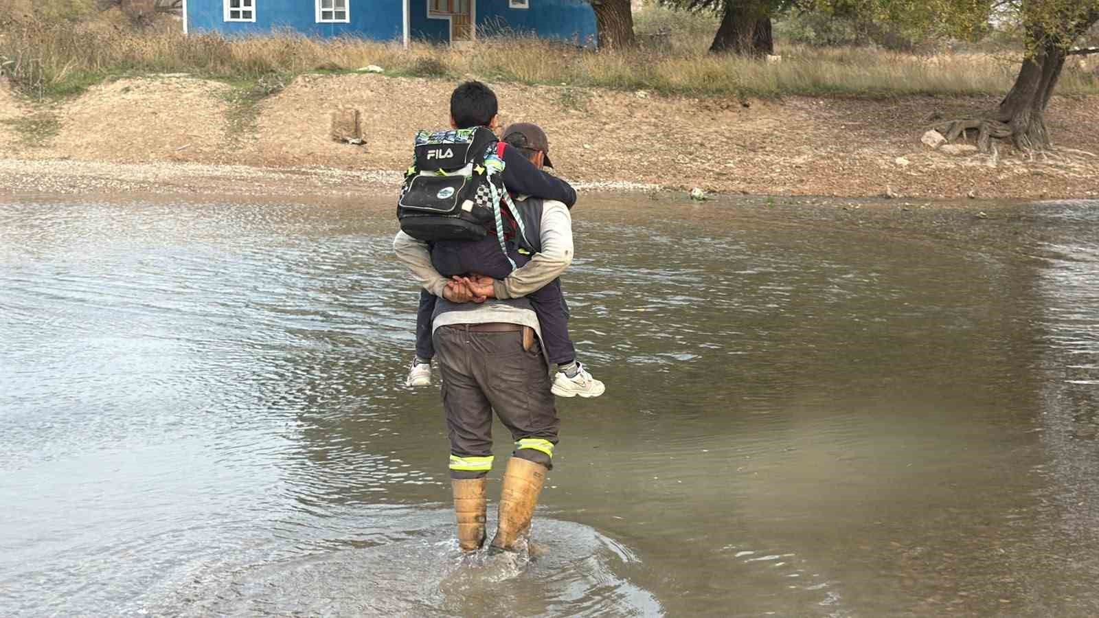 6 yıldır köprüsüz kalan aile, çocuklarını ırmaktan geçiriyor