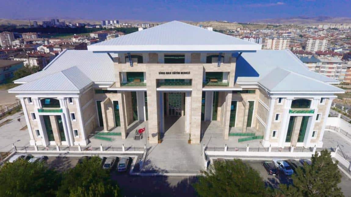 Ön cephesinde Sivas Halk Eğitim Merkezi yazan, geniş merdivenli ve açık renkli büyük bina