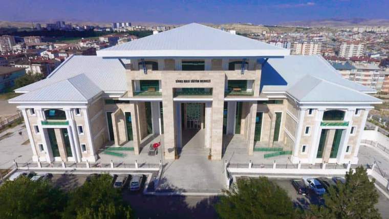 Ön cephesinde Sivas Halk Eğitim Merkezi yazan, geniş merdivenli ve açık renkli büyük bina