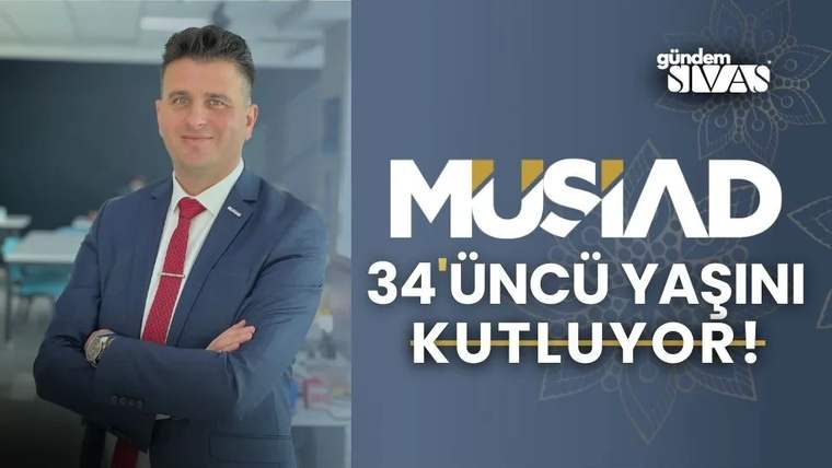 Takım elbiseli bir kişi kolları bağlı duruyor; yanında “MÜSİAD 34’üncü yaşını kutluyor!” yazısı yer alıyor.