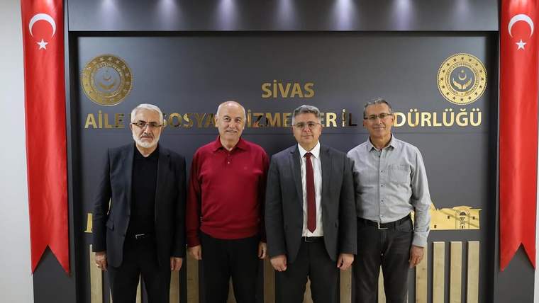 Sivas Aile ve Sosyal Hizmetler İl Müdürlüğü yazılı pano önünde dört kişi yan yana duruyor.