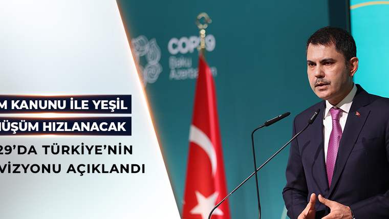 Kürsüde konuşan bir kişi, yanında Türk bayrağı ve COP27 yazılı arka plan önünde duruyor.
