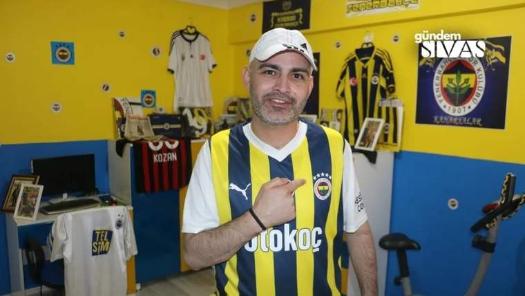 Fenerbahçe forması giymiş bir kişi, arka planda Fenerbahçe temalı dekorasyonlar var.