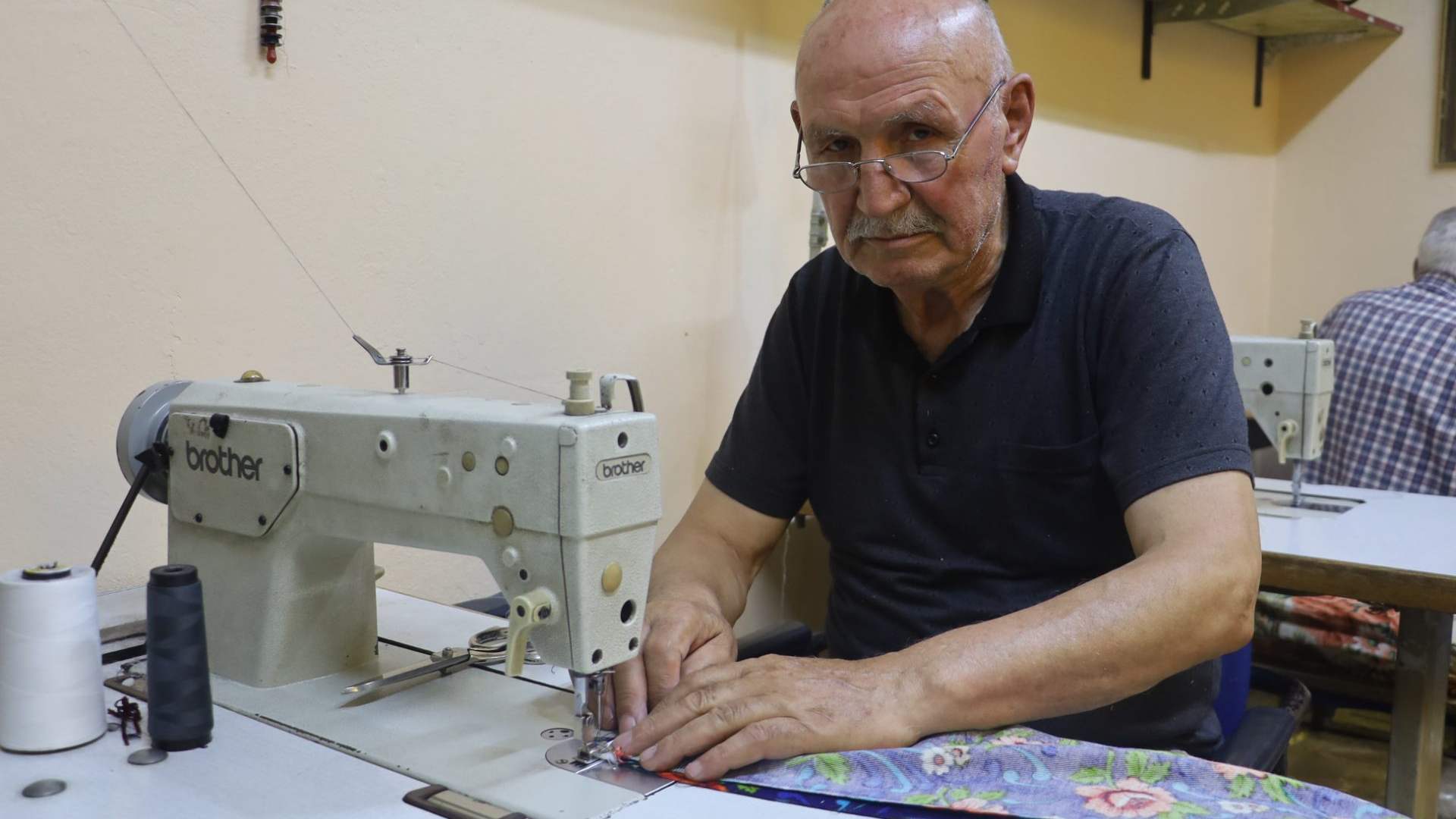 65 yıllık terzi mesleğini bırakmadı!