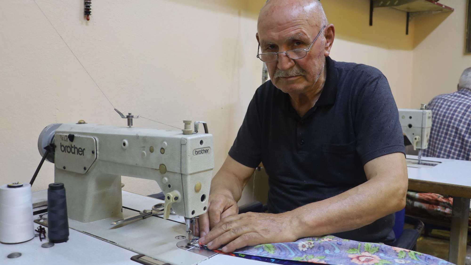 65 yıllık terzi mesleğini bırakmadı!