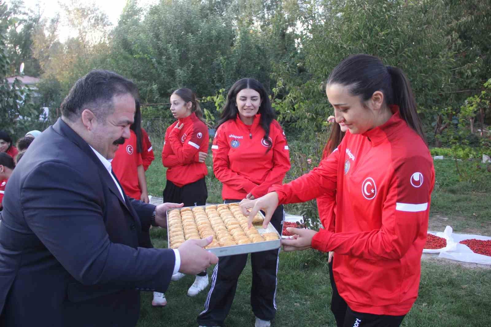 İşitme engelli kadın güreşçiler Sivas’taki kampı tamamladı