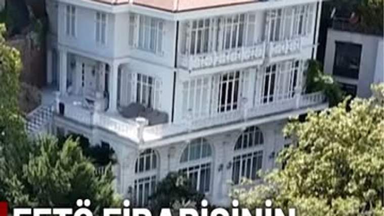 Ağaçlarla çevrili, beyaz cepheli ve çok katlı bir köşk; balkonları ve geniş pencereleri görülüyor.