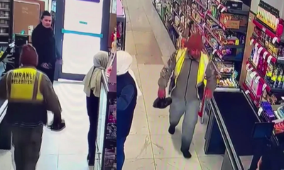 İmranlı’da Duygulandıran An: Marketi Kirletmemek İçin Ayakkabılarını Çıkardı