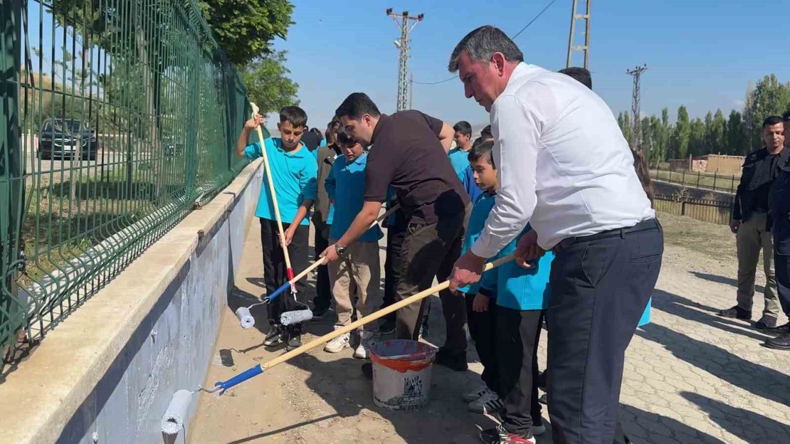 Altınyayla’da öğrenciler ve yöneticiler okul bahçesini temizledi
