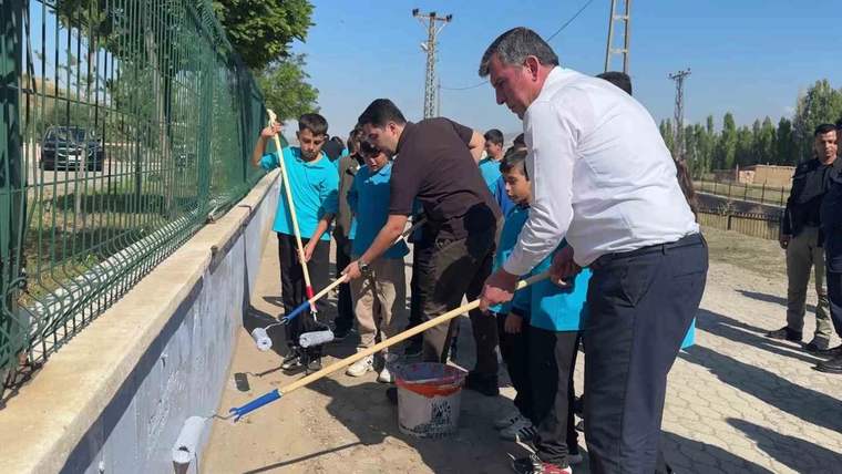 Altınyayla’da öğrenciler ve yöneticiler okul bahçesini temizledi