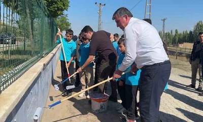 Altınyayla’da öğrenciler ve yöneticiler okul bahçesini temizledi