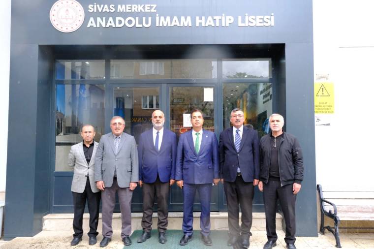 Sivas Merkez Anadolu İmam Hatip Lisesi girişinde, altı erkek yan yana duruyor.
