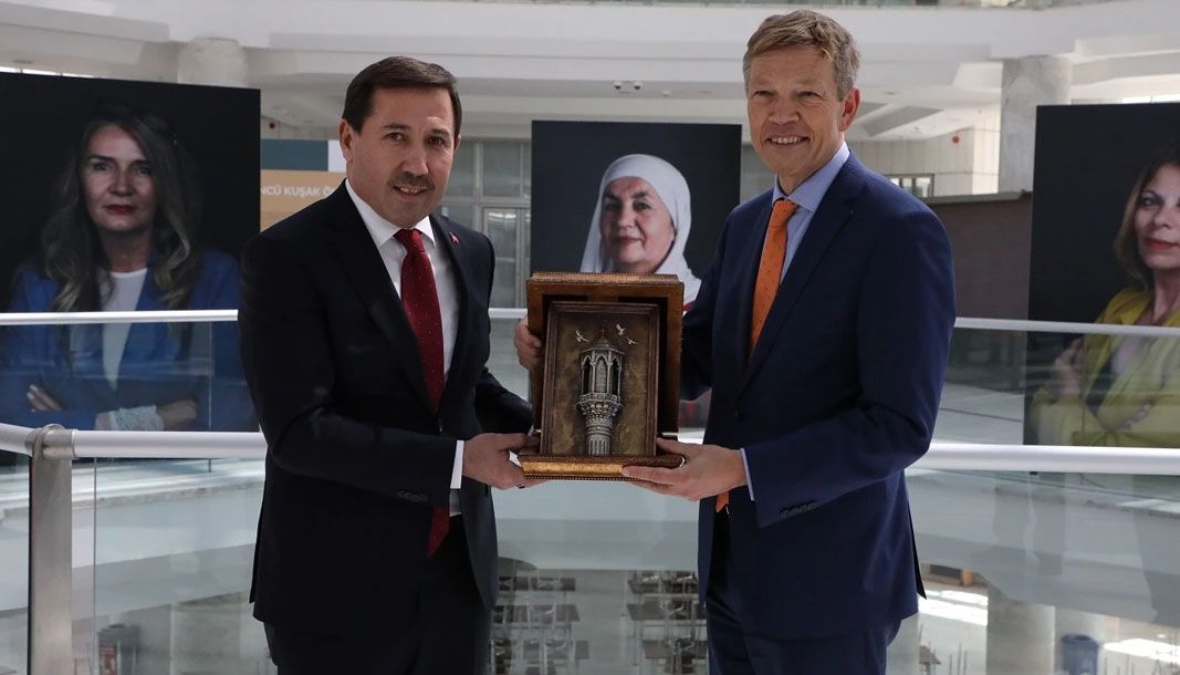 “Türkiye’nin Kadın Öncüleri” sergisi Mevlana Kültür Merkezi’nde sanatseverlerle buluştu - Birlik Haber Ajansı