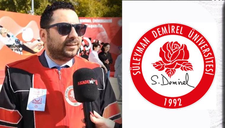 Güneş gözlüğü takan bir kişi, mikrofonla konuşurken yanında Süleyman Demirel Üniversitesi logosu görülüyor.