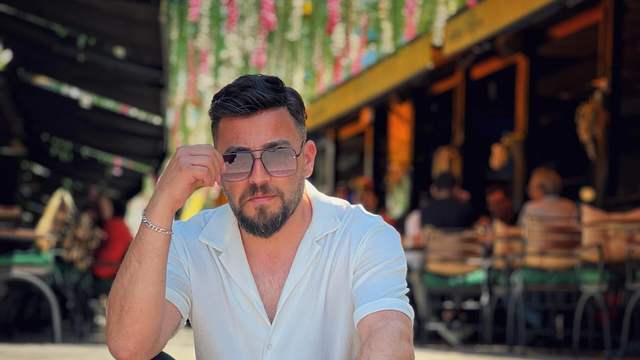 Türk Halk Müziği’nin Rekortmen Sanatçısı Ayaz Aydın Kimdir?