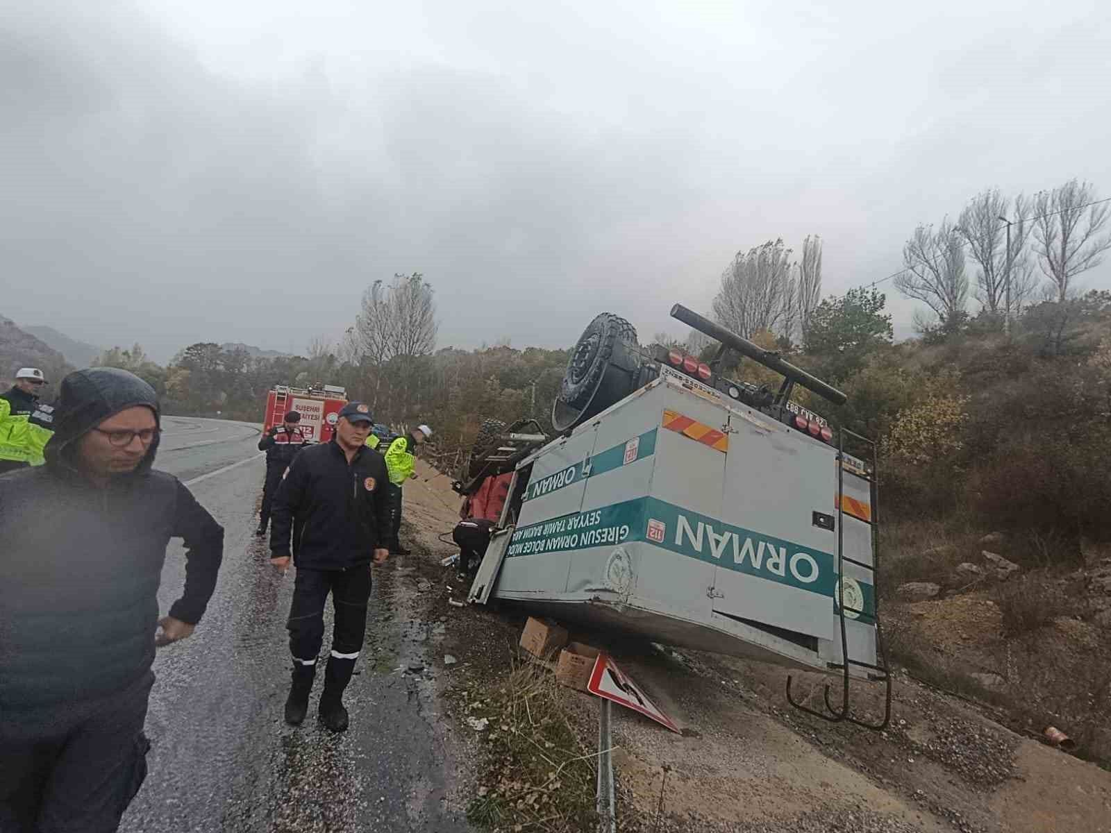 3 personel, Suşehri’nde devrilen araçtan yaralı çıkarıldı