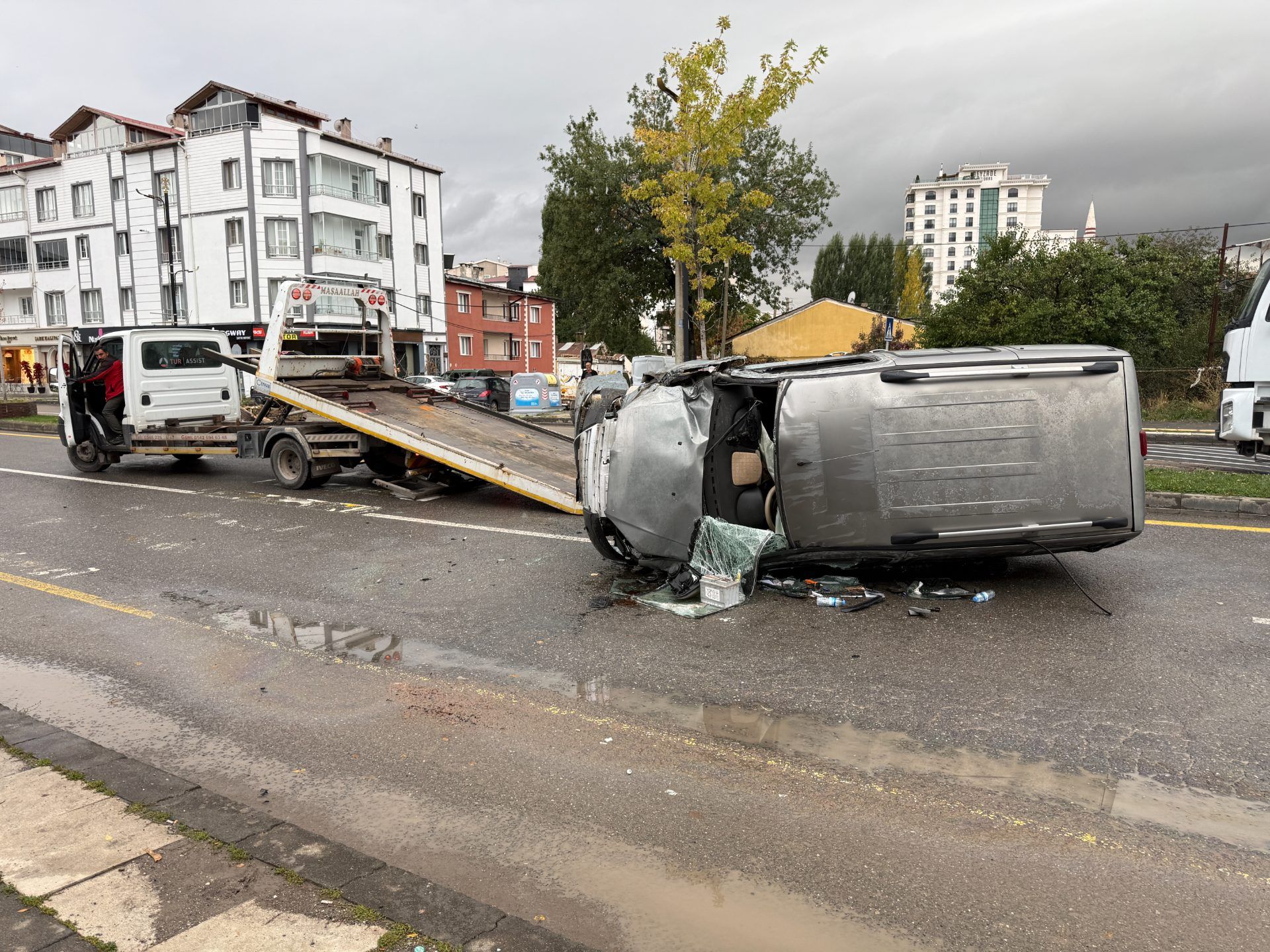 Sivas’ta Hafif Ticari Araç Yan Yattı: 4 Yaralı