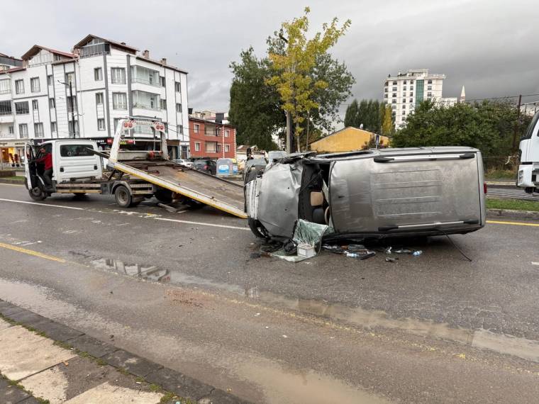Sivas’ta Hafif Ticari Araç Yan Yattı: 4 Yaralı