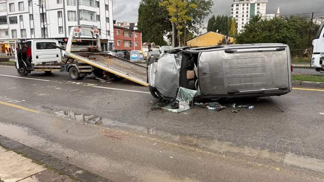 Sivas’ta Hafif Ticari Araç Yan Yattı: 4 Yaralı