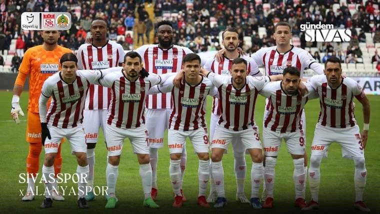 Sivasspor futbol takımı, sahada poz veriyor. Takım oyuncuları, formalarıyla birlikte sıralanmış.