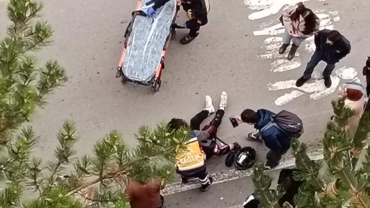 Sivas Yenişehir’de Motosiklet ile Otomobil Çarpıştı