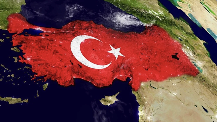 Türkiye haritası, kırmızı zemin üzerinde beyaz ay yıldızlı bayrakla gösteriliyor.