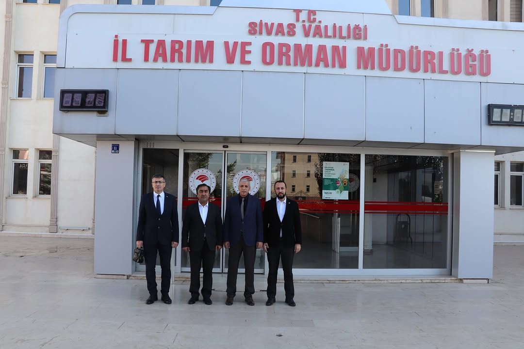 Sivas Tarım ve Orman Müdürlüğü önünde dört kişi duruyor, bina önünde tabelada kurum adı yazıyor.