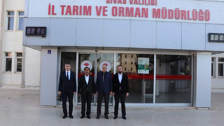 Sivas Tarım ve Orman Müdürlüğü önünde dört kişi duruyor, bina önünde tabelada kurum adı yazıyor.