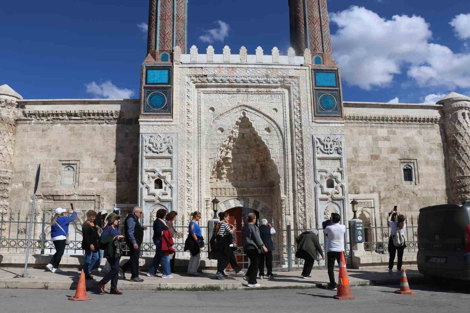 Sivas’a gelen kafileler aynı gün hangi tarihi durakları geziyor