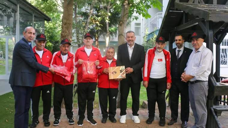 Amatör Spor Haftasında Huzurevine Anlamlı Ziyaret ve Spor Malzemesi Desteği
