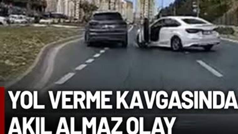 İki araç, yol verme kavgası sırasında yan yana ilerliyor; bir araçta kapı açık.