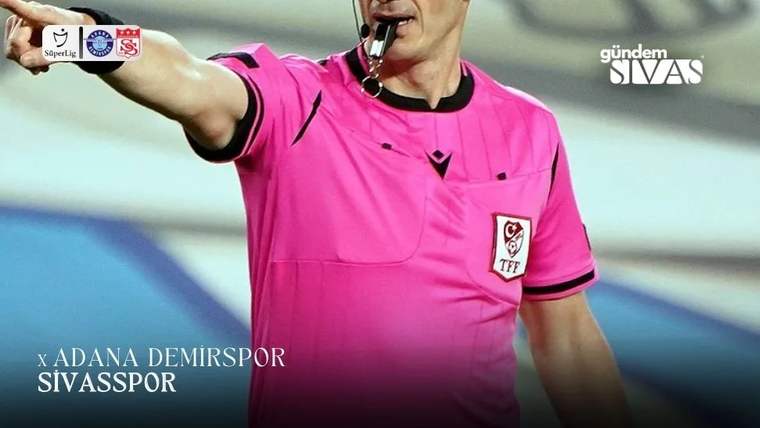 Pembe formallı bir hakem düdük çalıp kolunu uzatıyor; görüntünün altında Adana Demirspor ve Sivasspor yazıyor.