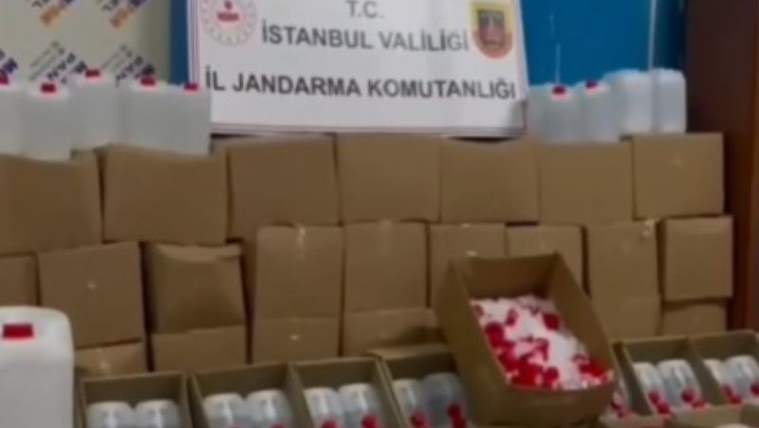 Kutuların üzerinde etiketler bulunan şişelerde sahte alkol, kutularla birlikte sergileniyor.